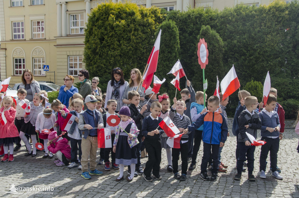 Przedszkolaki z biało-czerwoną