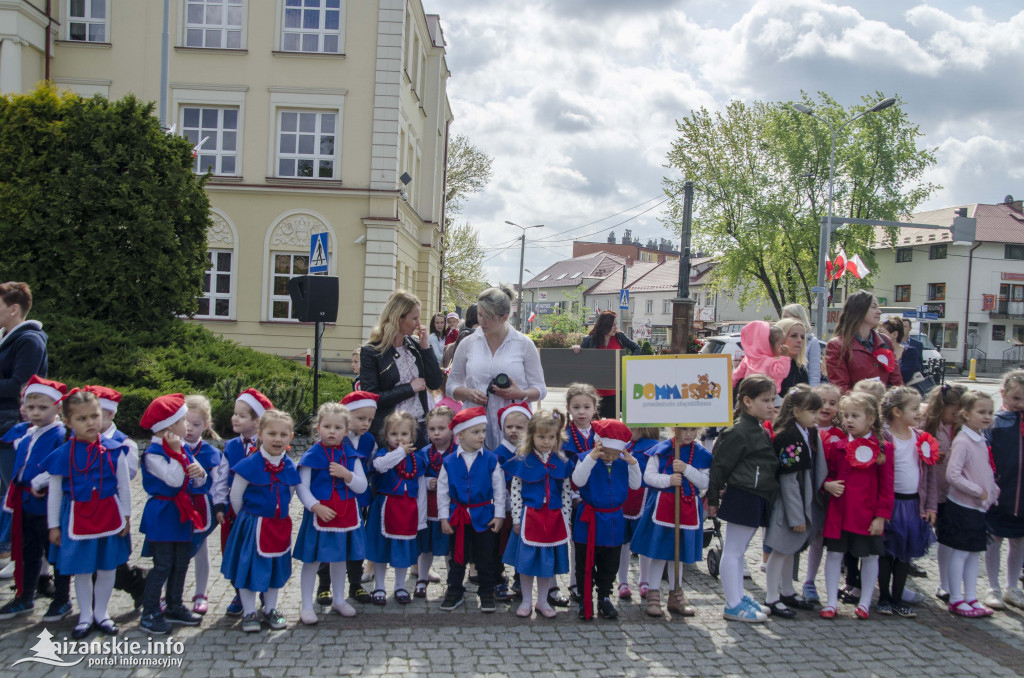 Przedszkolaki z biało-czerwoną