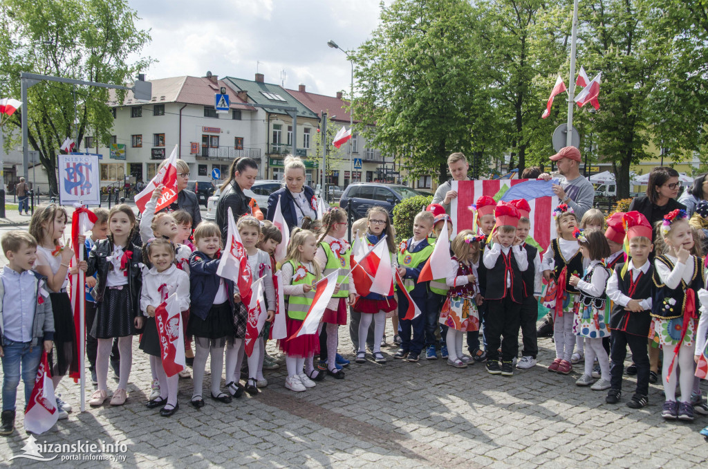 Przedszkolaki z biało-czerwoną