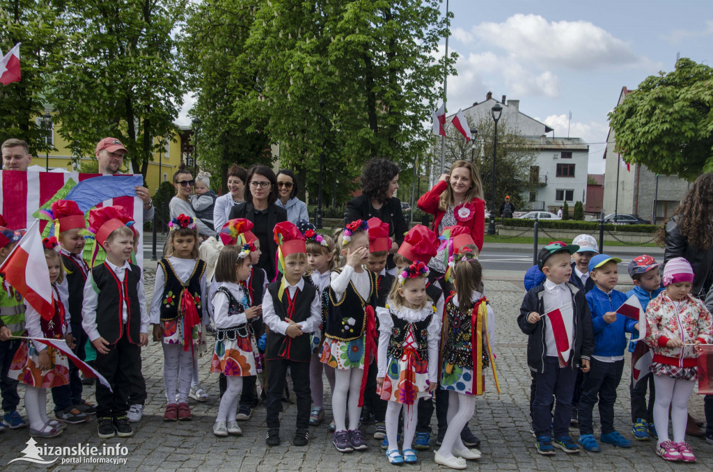 Przedszkolaki z biało-czerwoną