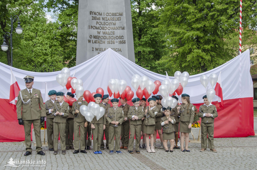 Przedszkolaki z biało-czerwoną