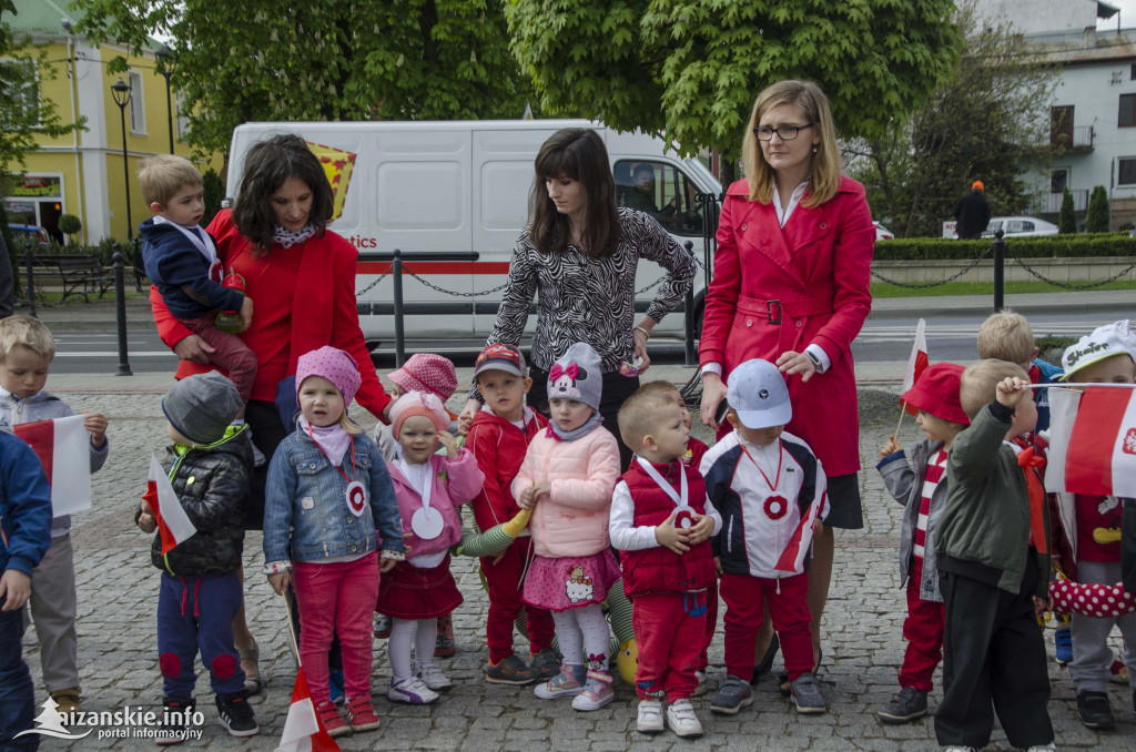 Przedszkolaki z biało-czerwoną