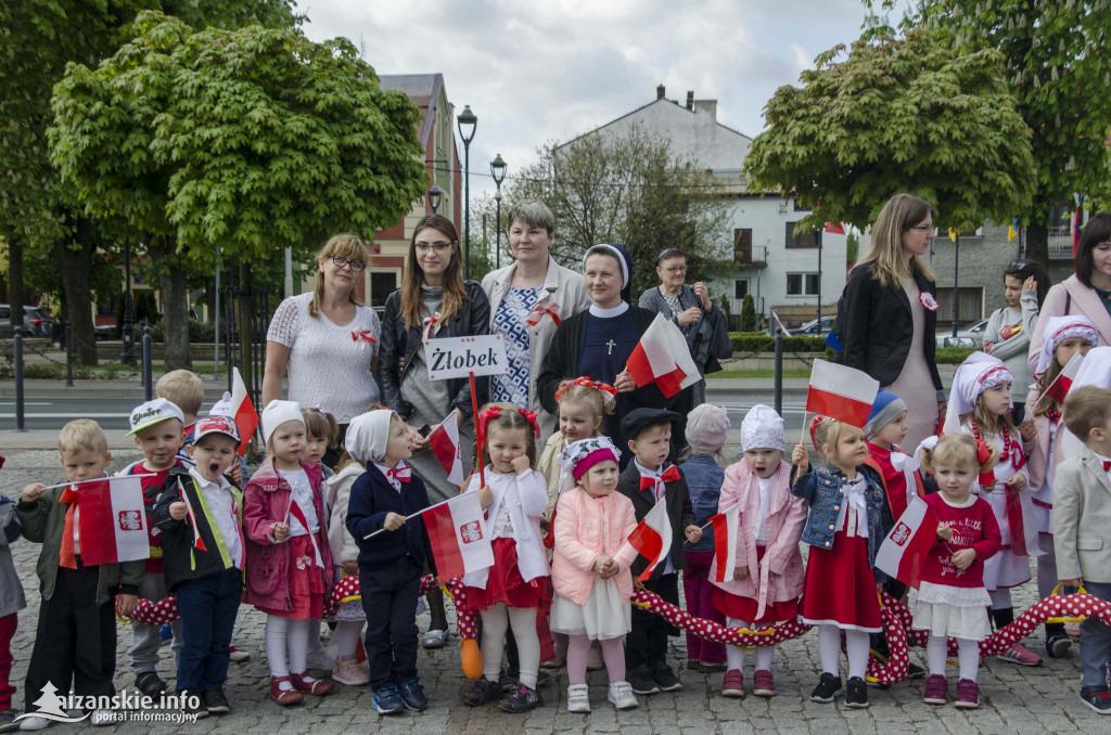 Przedszkolaki z biało-czerwoną