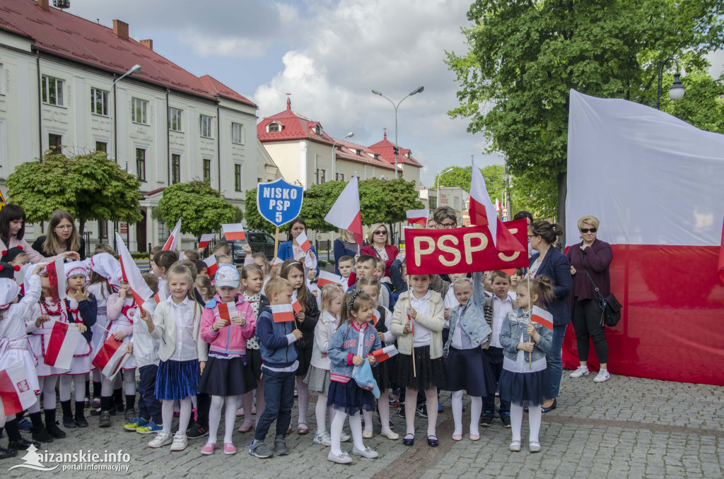 Przedszkolaki z biało-czerwoną