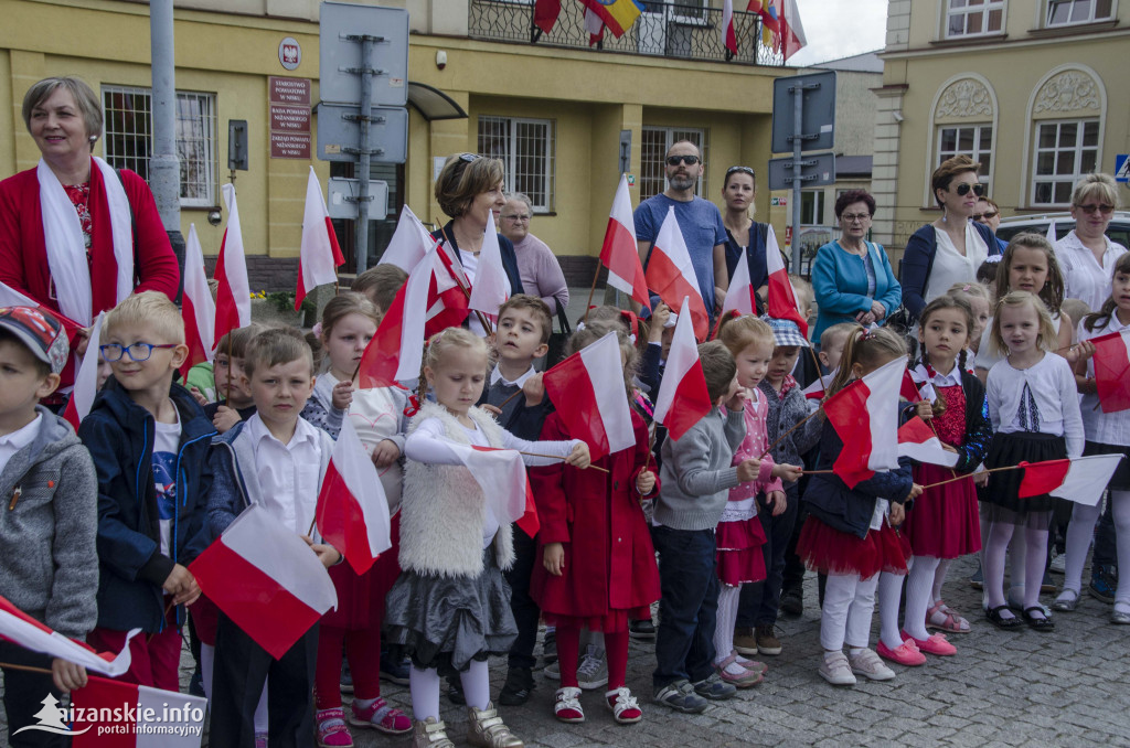 Przedszkolaki z biało-czerwoną