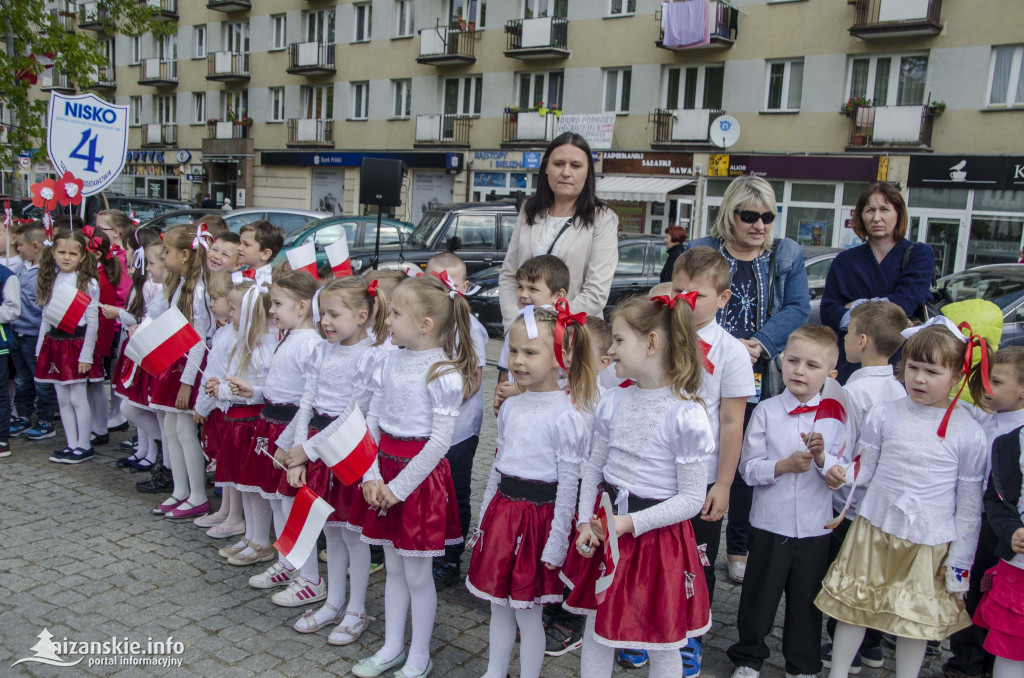 Przedszkolaki z biało-czerwoną