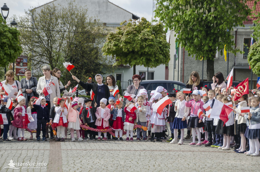 Przedszkolaki z biało-czerwoną