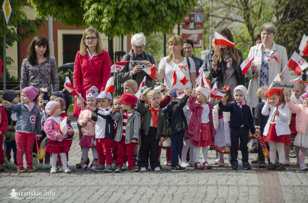 Przedszkolaki z biało-czerwoną