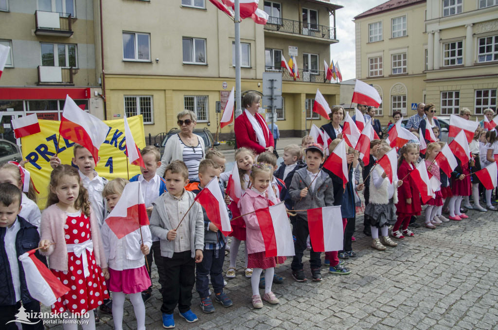 Przedszkolaki z biało-czerwoną