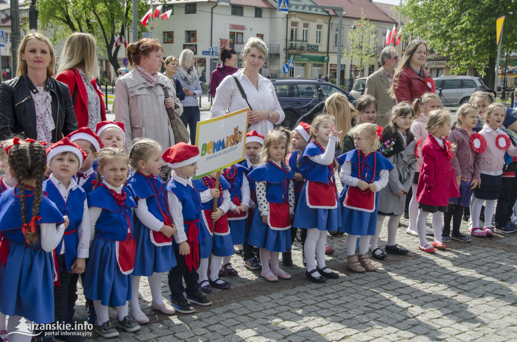 Przedszkolaki z biało-czerwoną