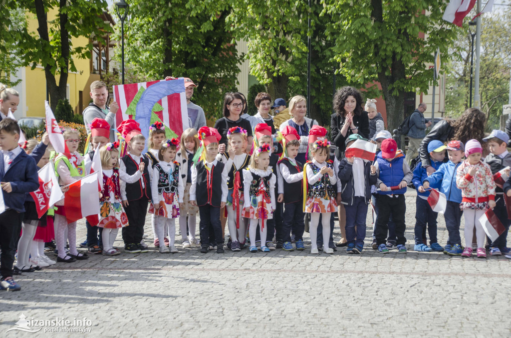 Przedszkolaki z biało-czerwoną