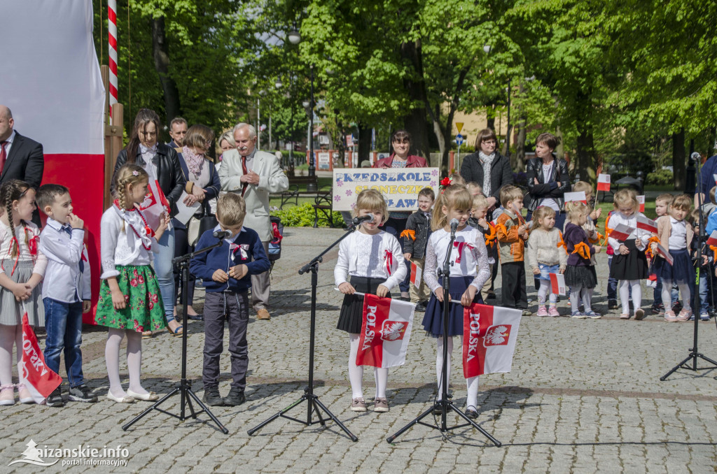 Przedszkolaki z biało-czerwoną