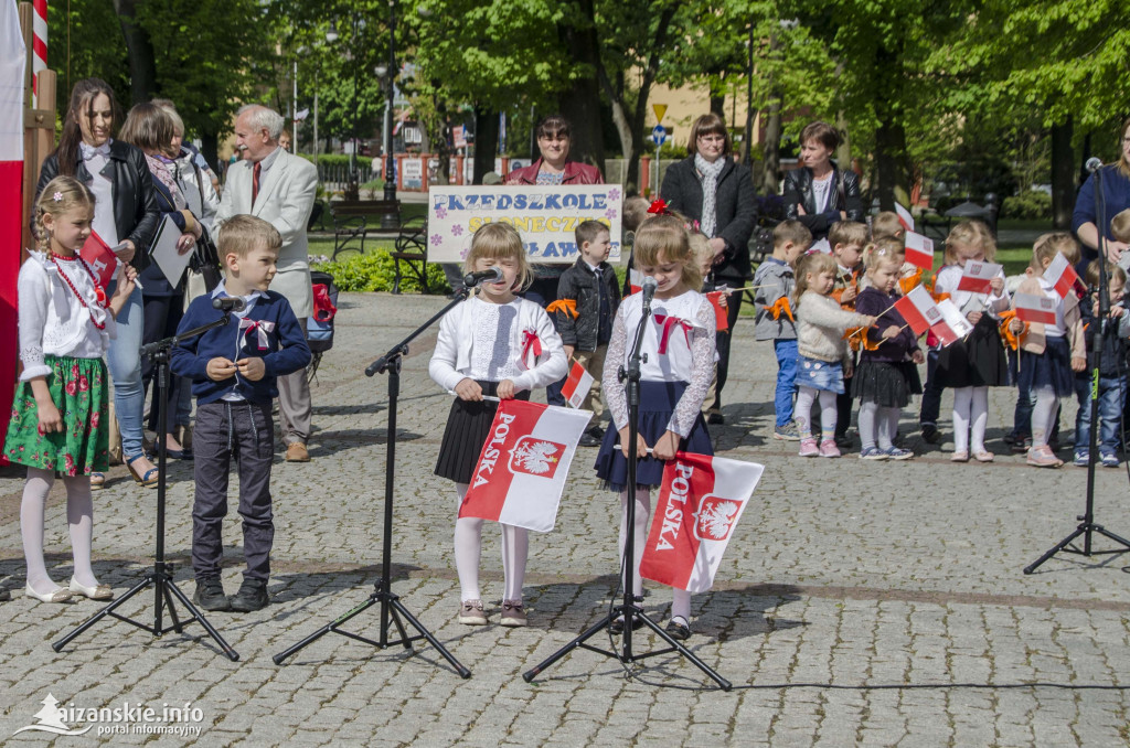 Przedszkolaki z biało-czerwoną