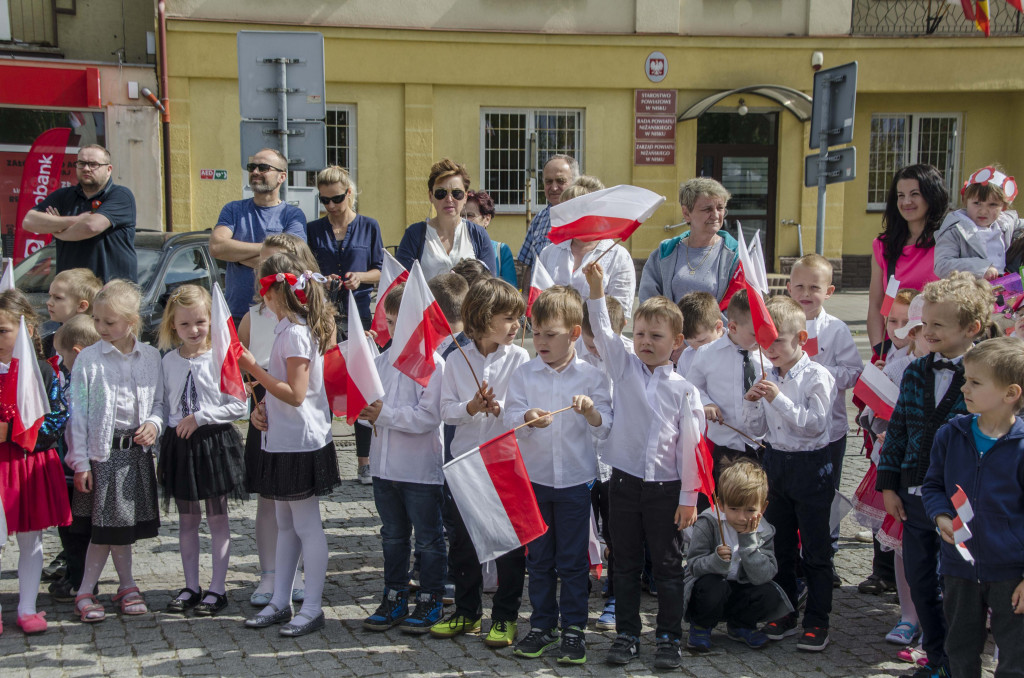 Przedszkolaki z biało-czerwoną