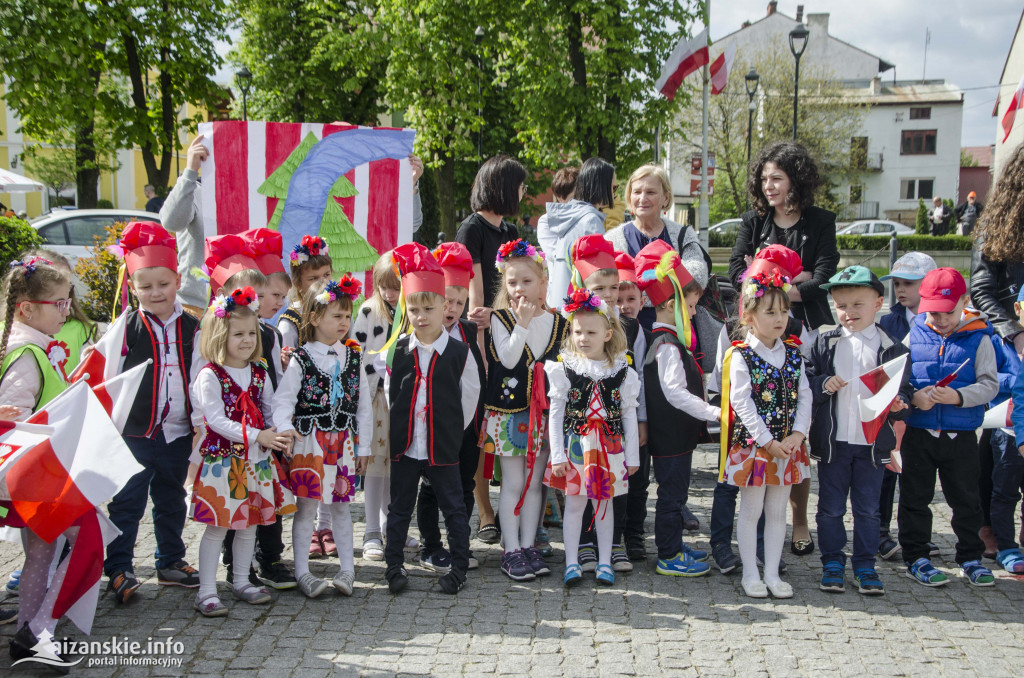 Przedszkolaki z biało-czerwoną