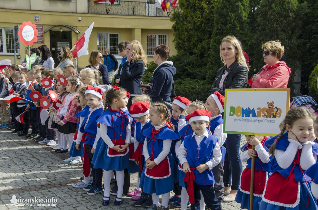 Przedszkolaki z biało-czerwoną