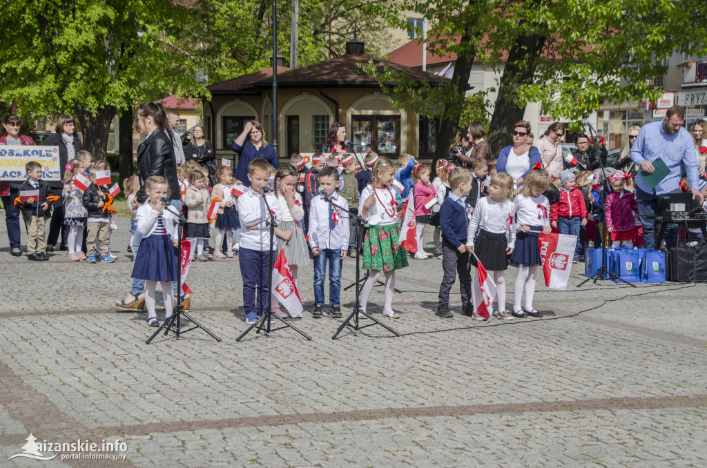 Przedszkolaki z biało-czerwoną