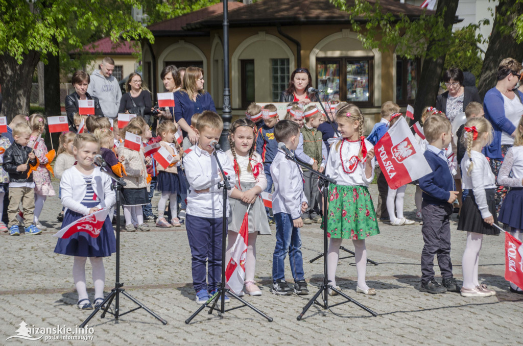 Przedszkolaki z biało-czerwoną