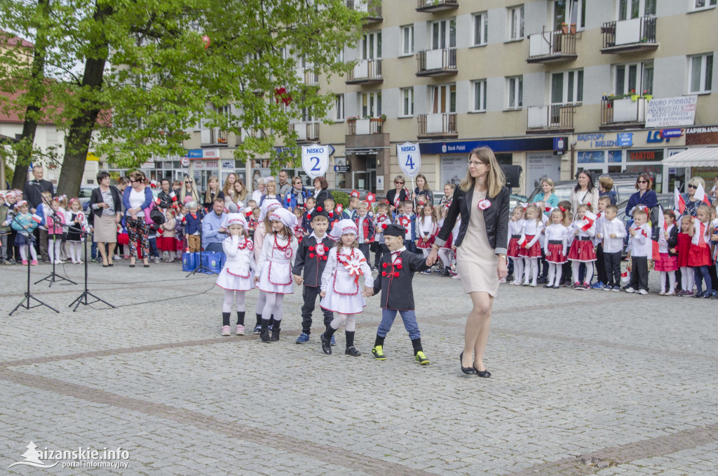 Przedszkolaki z biało-czerwoną