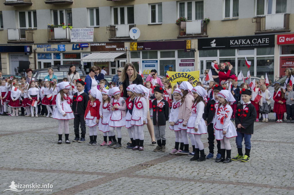 Przedszkolaki z biało-czerwoną