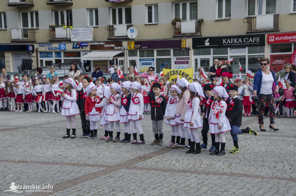 Przedszkolaki z biało-czerwoną