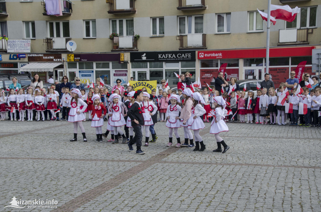 Przedszkolaki z biało-czerwoną