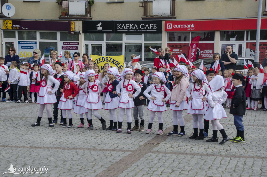 Przedszkolaki z biało-czerwoną