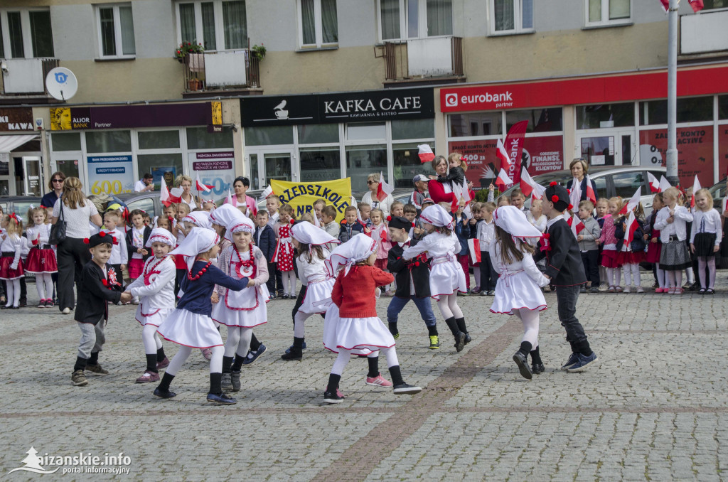 Przedszkolaki z biało-czerwoną