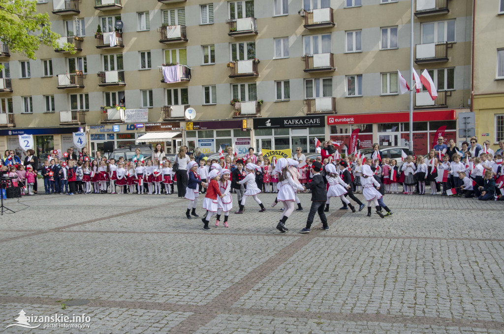 Przedszkolaki z biało-czerwoną