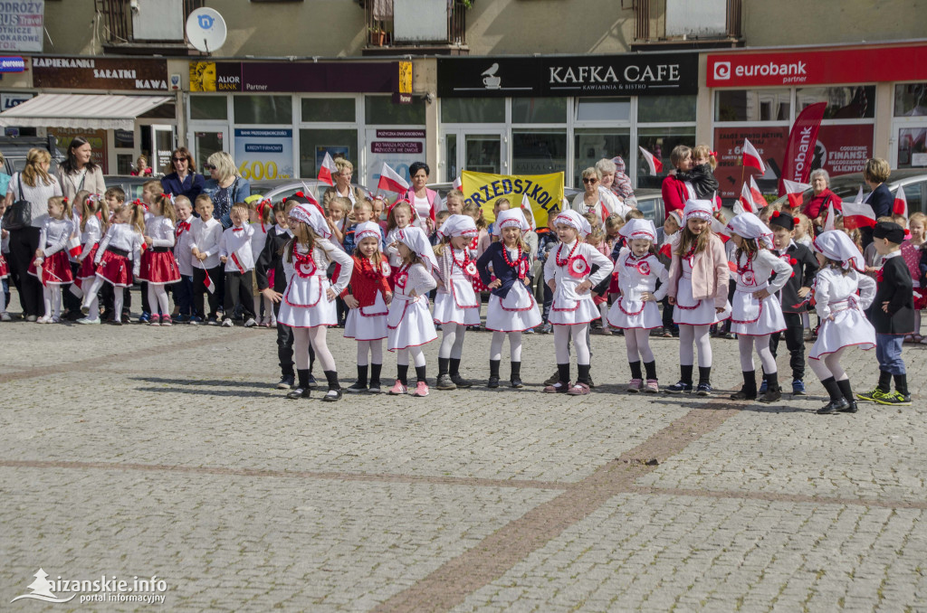 Przedszkolaki z biało-czerwoną