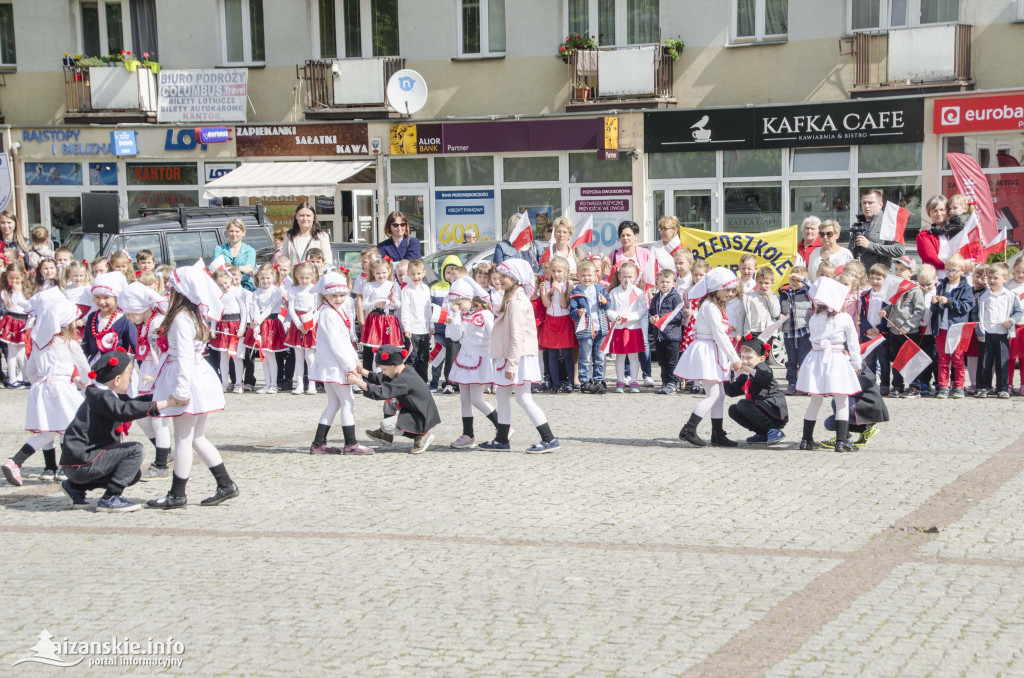 Przedszkolaki z biało-czerwoną