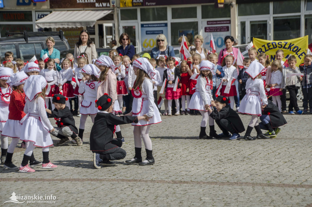 Przedszkolaki z biało-czerwoną