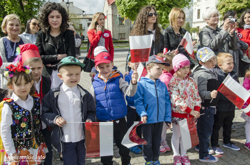 Przedszkolaki z biało-czerwoną