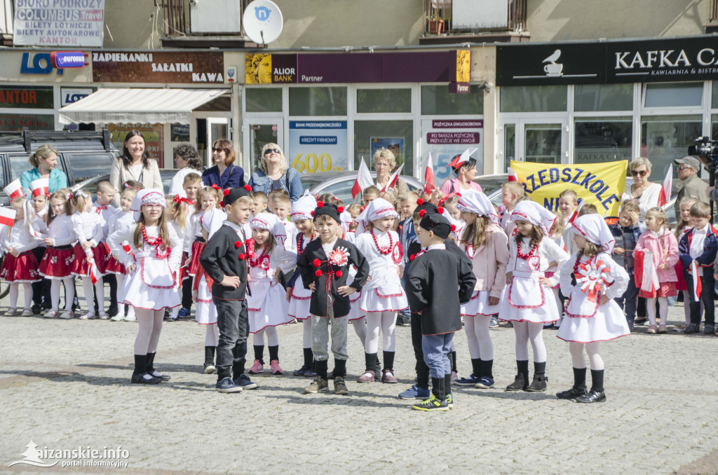 Przedszkolaki z biało-czerwoną