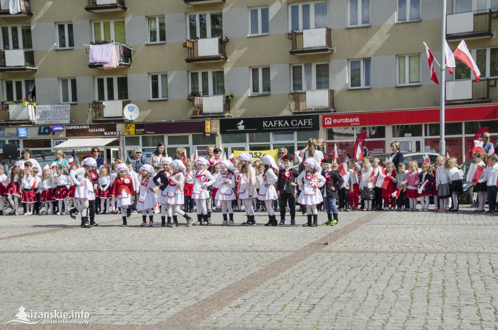 Przedszkolaki z biało-czerwoną