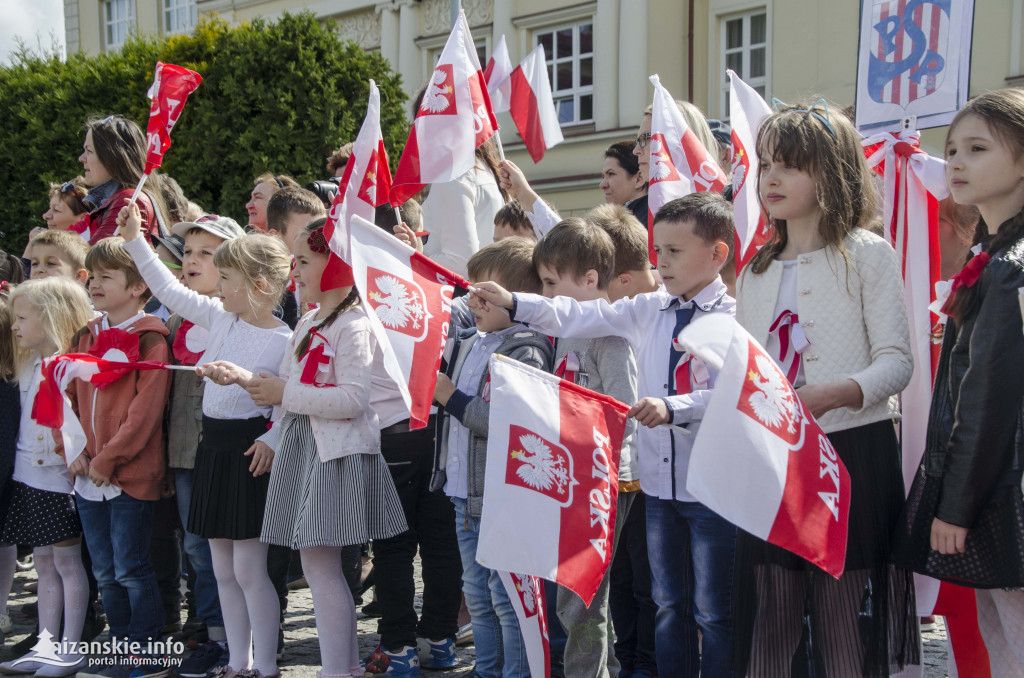 Przedszkolaki z biało-czerwoną