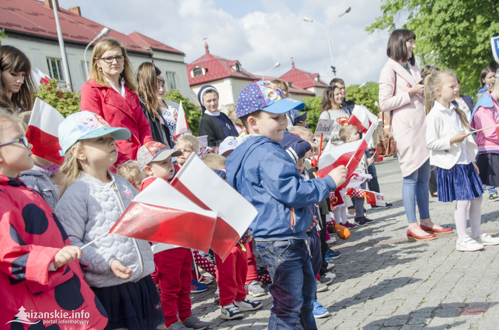 Przedszkolaki z biało-czerwoną