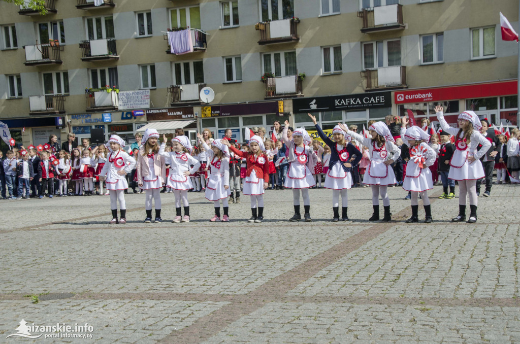 Przedszkolaki z biało-czerwoną