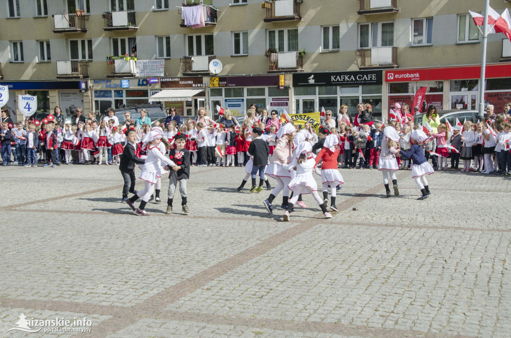 Przedszkolaki z biało-czerwoną