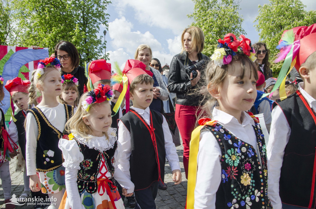 Przedszkolaki z biało-czerwoną