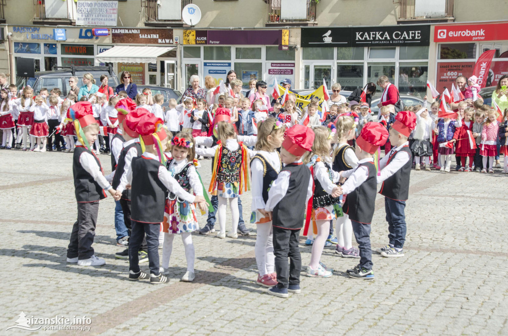 Przedszkolaki z biało-czerwoną