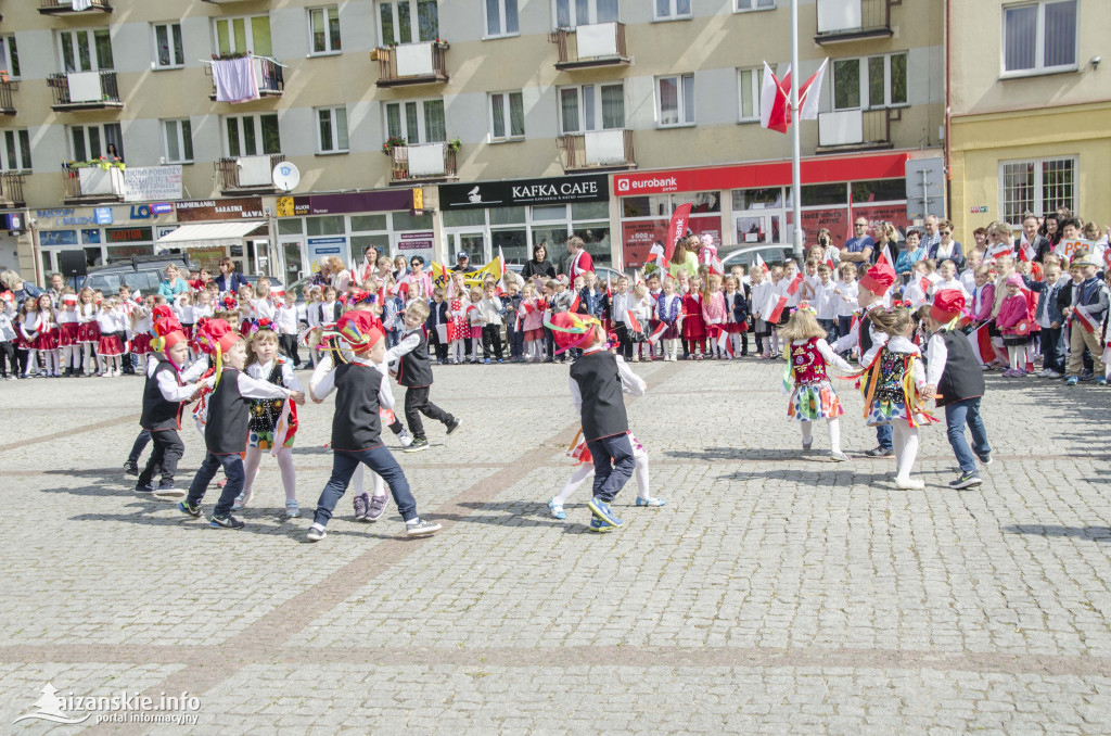 Przedszkolaki z biało-czerwoną