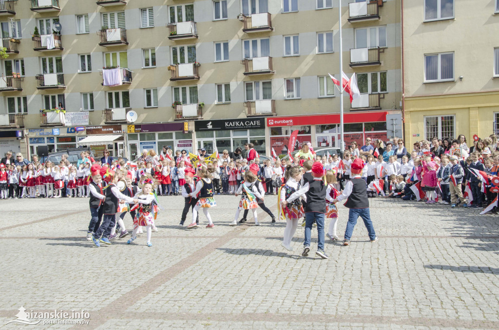 Przedszkolaki z biało-czerwoną