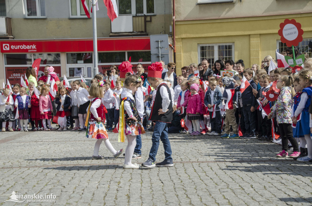 Przedszkolaki z biało-czerwoną