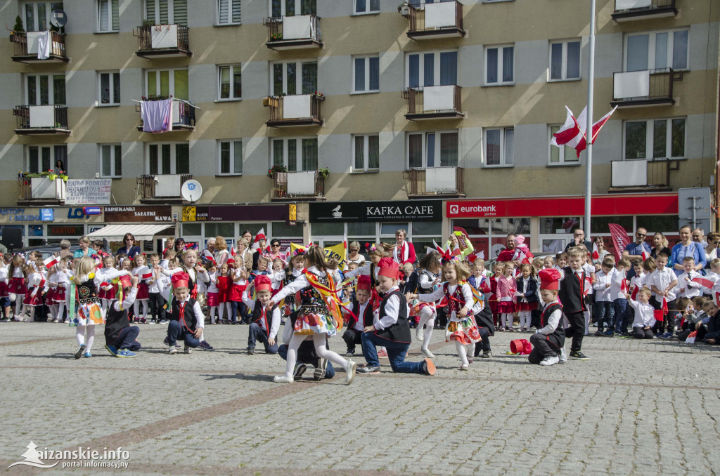 Przedszkolaki z biało-czerwoną