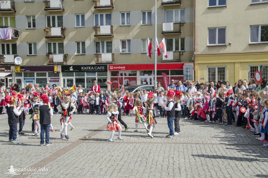 Przedszkolaki z biało-czerwoną