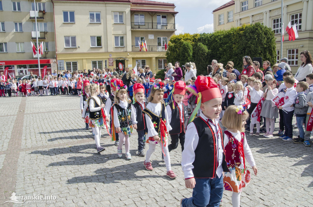 Przedszkolaki z biało-czerwoną