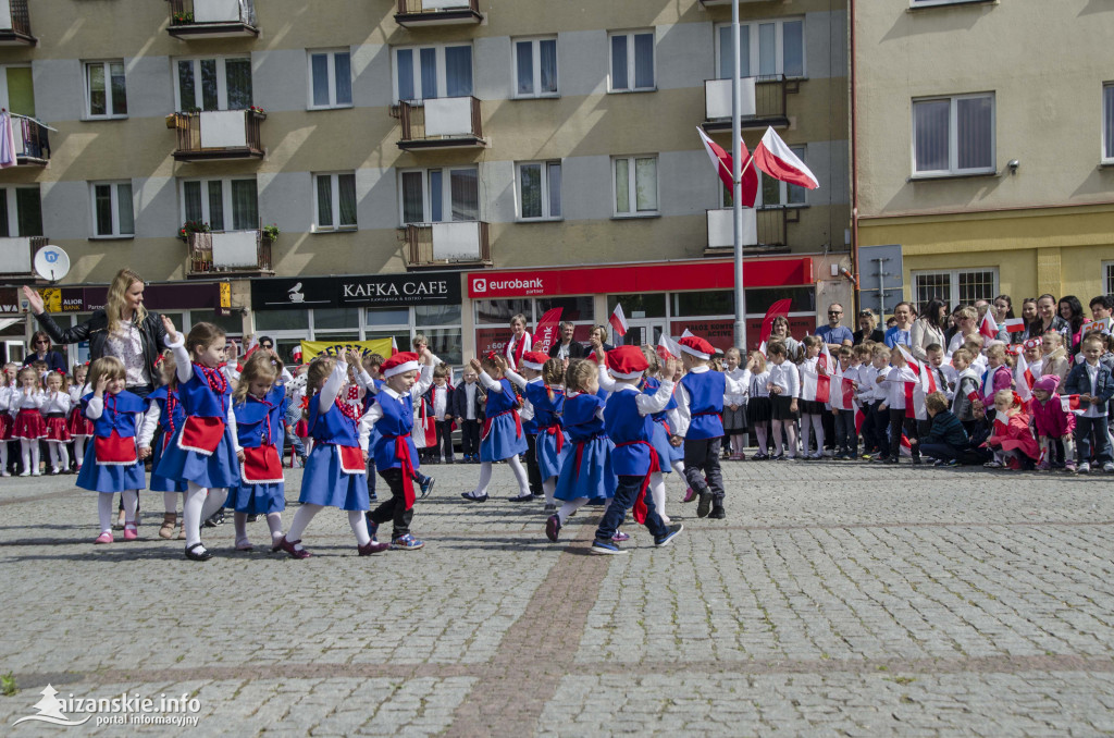 Przedszkolaki z biało-czerwoną