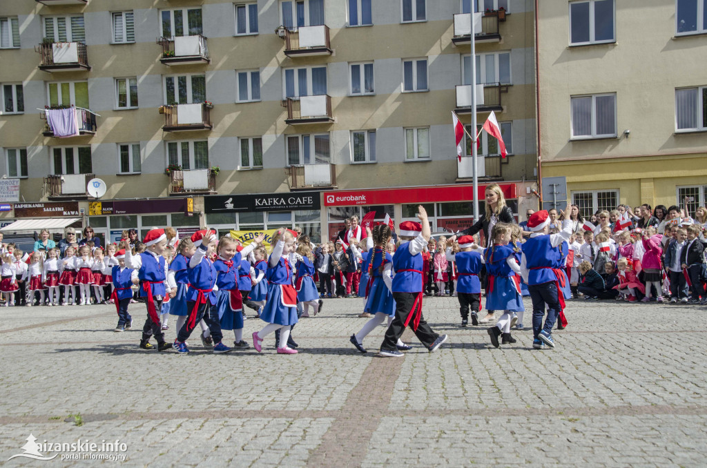 Przedszkolaki z biało-czerwoną