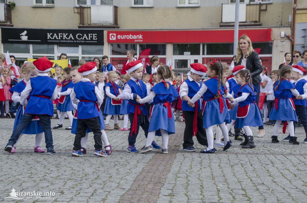 Przedszkolaki z biało-czerwoną